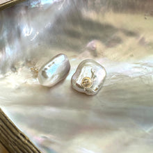 Cargar imagen en el visor de la galería, White Rectangle Baroque Pearl Stud Earrings, Silver