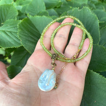 Carica l'immagine nel visualizzatore di Gallery, Baroque Pearl Pendant on Peridot Necklace