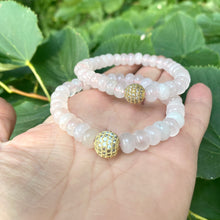 Cargar imagen en el visor de la galería, Vibrant Blue Sponge & Rose Quartz Stretchy Bracelet with Pearls