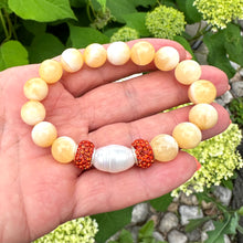 Cargar imagen en el visor de la galería, Honey Jade Stretch Bracelet with large pearl andOrange Rhinestones Pave Bead in Middle