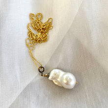Carica l'immagine nel visualizzatore di Gallery, Single Baroque Pearl & Diamonds pendant Necklace
