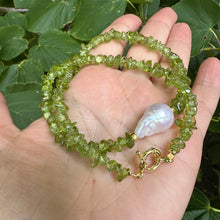 Carica l'immagine nel visualizzatore di Gallery, olive green peridot nugget beads and a beautiful freshwater baroque pearl in the middle.
Vermeil Gold Plated silver Marine Clasp and beads
Length is 16.5" inches or 43cm