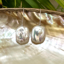 Carica l'immagine nel visualizzatore di Gallery, White freshwater pearl drop earrings rhodium-plated silver detailed view against leaf backdrop, elegant handmade jewelry from Canada.