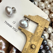 Cargar imagen en el visor de la galería, Silver grey nugget pearl stud earrings measured against ruler for size, rhodium-plated silver handmade in Canada.