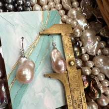 Carica l'immagine nel visualizzatore di Gallery, Lavender Baroque Pearl Earrings – measured for size against turquoise ruler backdrop