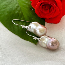 Carica l'immagine nel visualizzatore di Gallery, Lavender Baroque Pearl Earrings – close-up against white pearl shell and red rose