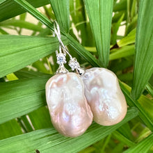 Carica l'immagine nel visualizzatore di Gallery, Lavender Baroque Pearl Earrings – close-up against green foliage backdrop