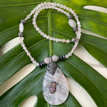 Load image into Gallery viewer, Rose Quartz Necklace & Rhinestones Pave Bee Pendant