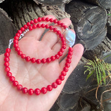 Carica l'immagine nel visualizzatore di Gallery, red coral and one large baroque pearl on the side of the necklace with sterling silver details, measuring 18 inches. This vibrant jewelry piece makes a thoughtful gift for her.