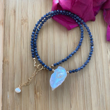 Carica l'immagine nel visualizzatore di Gallery, Sapphire & Single Keshi Pearl Choker Necklace