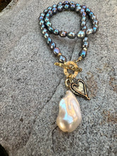Carica l'immagine nel visualizzatore di Gallery, Black Pearl Toggle Necklace & White Baroque Pearl Pendant