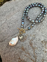 Carica l'immagine nel visualizzatore di Gallery, Black Pearl Toggle Necklace & White Baroque Pearl Pendant