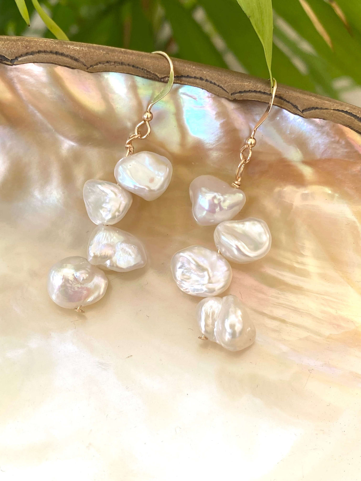 Boucles d'oreilles pendantes en perles Keshi et plaqué or | Crochets français