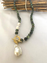Carica l'immagine nel visualizzatore di Gallery, Green Jade & Baroque Pearl Toggle Necklace