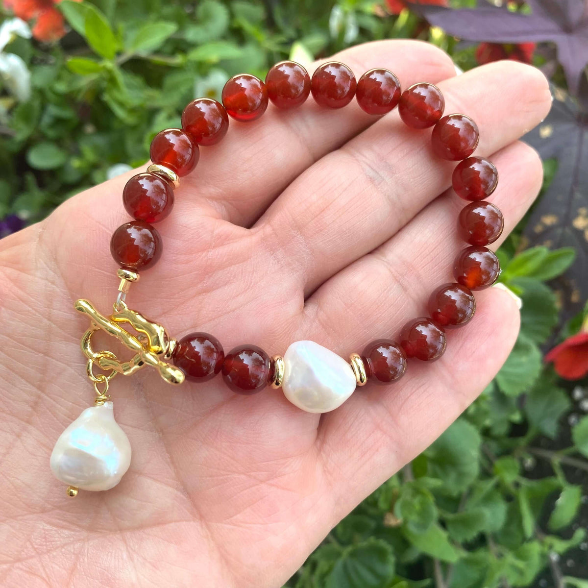 Carnelian pearl bracelet with white baroque pearl, handcrafted with burnt orange carnelian beads and gold clasp.