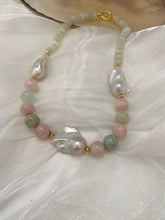 Lade das Bild in den Galerie-Viewer, Morganite and jade necklace with baroque pearls displayed on white fabric, showing soft pink silk thread and gold vermeil clasp.