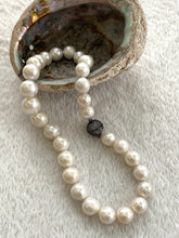 Lade das Bild in den Galerie-Viewer, White Round Edison Pearl Necklace, 11–15mm, CZ Pavé Gunmetal Magnetic Clasp, 16"