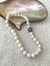 Lade das Bild in den Galerie-Viewer, White Round Edison Pearl Necklace, 11–15mm, CZ Pavé Gunmetal Magnetic Clasp, 16"