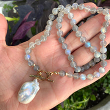 Carica l'immagine nel visualizzatore di Gallery, Labradorite & Baroque Pearl Pendant Necklace