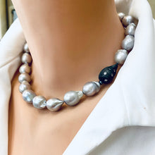 Carica l'immagine nel visualizzatore di Gallery, Exquisite Grey Baroque Pearl Choker Necklace with Baroque Inspired Element