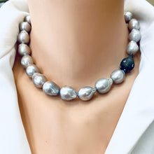 Carica l'immagine nel visualizzatore di Gallery, Exquisite Grey Baroque Pearl Choker Necklace with Baroque Inspired Element