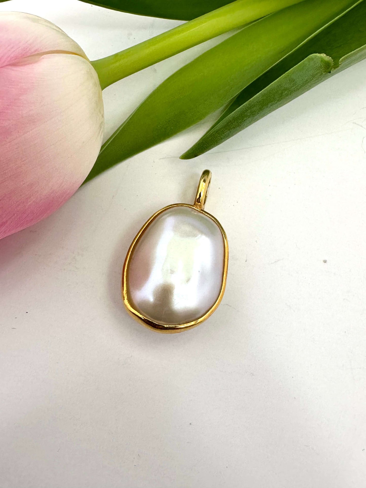 baroque pearl pendant in gold vermeil featuring a luminous freshwater pearl on a smooth gold bezel.