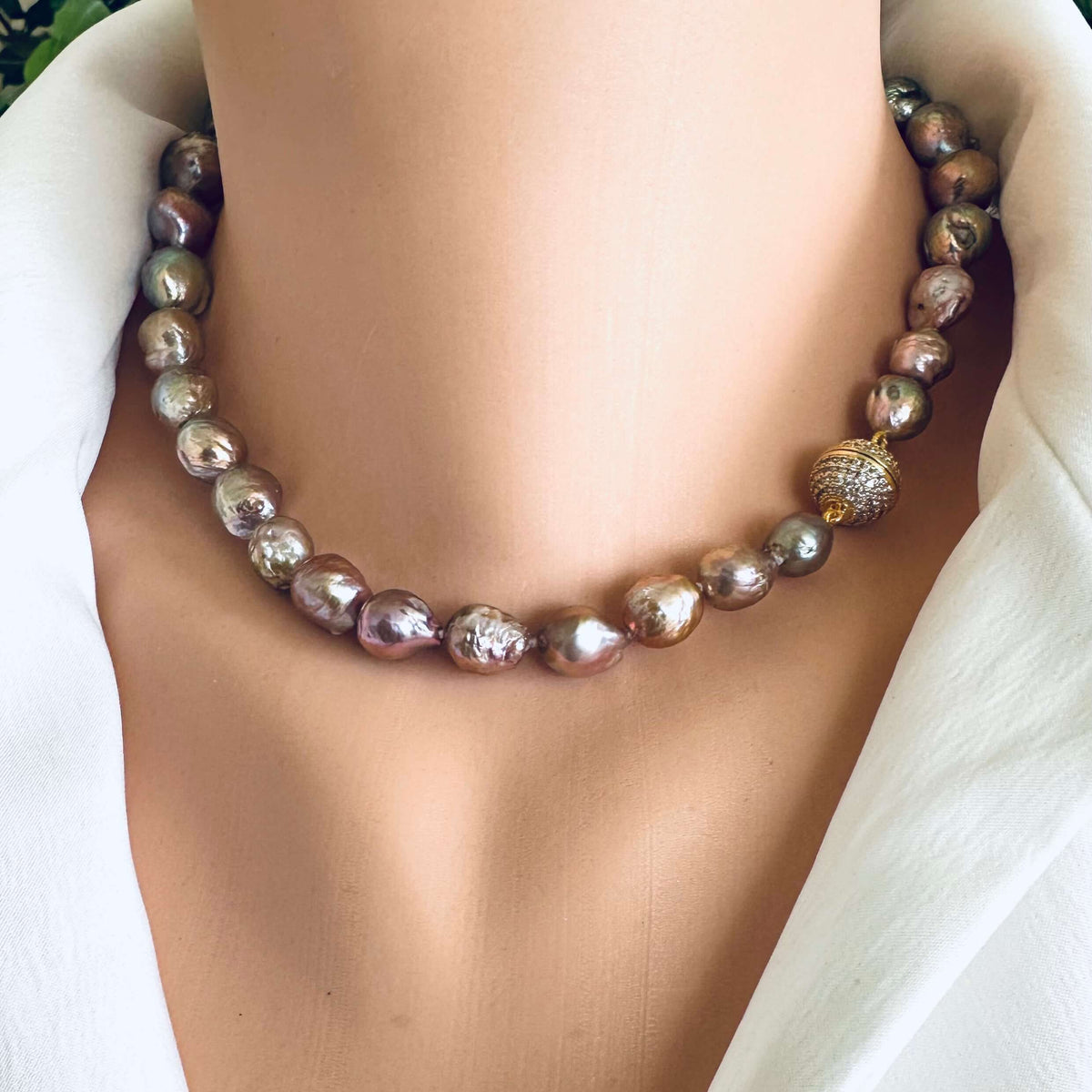 Edison pearl necklace with magnetic clasp worn close to collarbone