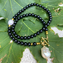 Carica l'immagine nel visualizzatore di Gallery, Elegant classic necklace made of black onyx beads and natural pearl. Timeless combination of black and white will suit any outfit.