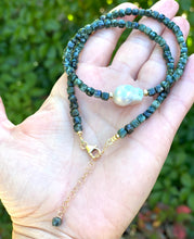 Carica l'immagine nel visualizzatore di Gallery, Deep Green Seraphinite Choker Necklace & White Baroque Pearl