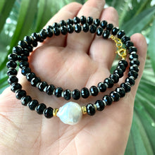 Carica l'immagine nel visualizzatore di Gallery, Black onyx faceted beaded choker necklace featuring shell beads and a freshwater baroque pearl on the side, accented with vermeil gold-plated silver. The necklace measures 16 inches and combines bold black tones with classic pearl elegance.