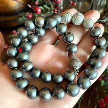 Cargar imagen en el visor de la galería, Exquisite Black Pearl Necklace with Silver Details, 18"inches Long