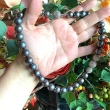 Cargar imagen en el visor de la galería, Exquisite Black Pearl Necklace with Silver Details, 18"inches Long