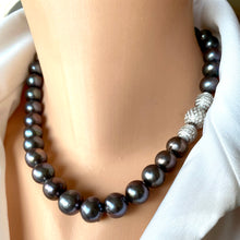 Cargar imagen en el visor de la galería, Exquisite Black Pearl Necklace with Silver Details, 18"inches Long