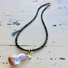 Carica l'immagine nel visualizzatore di Gallery, Baroque Pearl Pendant on Bronze Pyrite Chain