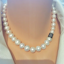 Carica l'immagine nel visualizzatore di Gallery, Classic Pearl Bridal Necklace with a twist