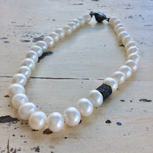 Carica l'immagine nel visualizzatore di Gallery, Classic Pearl Bridal Necklace with a twist