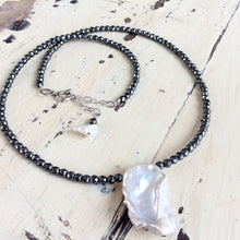 Carica l'immagine nel visualizzatore di Gallery, Hematite and White Baroque Pearl Short Necklace, Modern Jewelry, Single Pearl Necklace