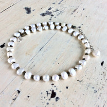 Carica l'immagine nel visualizzatore di Gallery, Pearls & Hematite Choker Necklace