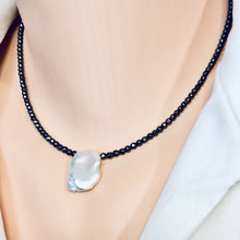 Carica l'immagine nel visualizzatore di Gallery, Hematite and White Baroque Pearl Short Necklace, Modern Jewelry, Single Pearl Necklace