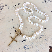 Carica l'immagine nel visualizzatore di Gallery, Pearl Necklace & Cross Pendant Necklace