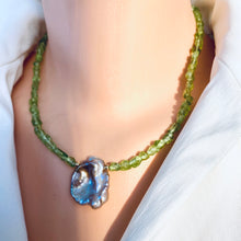 Carica l'immagine nel visualizzatore di Gallery, Peridot & Baroque Pearl Necklace