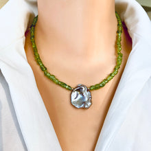 Carica l'immagine nel visualizzatore di Gallery, Peridot & Baroque Pearl Necklace