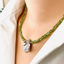 Carica l'immagine nel visualizzatore di Gallery, Peridot & Baroque Pearl Necklace