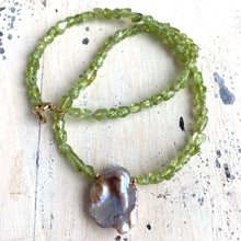 Carica l'immagine nel visualizzatore di Gallery, Peridot & Baroque Pearl Necklace
