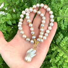 Carica l'immagine nel visualizzatore di Gallery, Lavender Pink Pearl Necklace & Baroque Pearl Charm Pendant