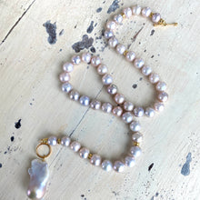 Carica l'immagine nel visualizzatore di Gallery, Lavender Pink Pearl Necklace & Baroque Pearl Charm Pendant