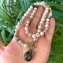 Carica l'immagine nel visualizzatore di Gallery, Genuine Pink Opal & Black Baroque Pearl Toggle Necklace