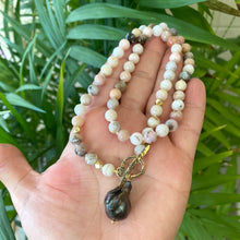 Carica l'immagine nel visualizzatore di Gallery, Genuine Pink Opal & Black Baroque Pearl Toggle Necklace