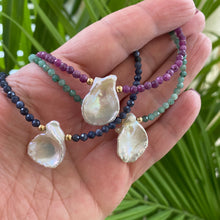 Carica l'immagine nel visualizzatore di Gallery, Emerald & Single Keshi Pearl Choker Necklace