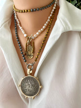 Carica l'immagine nel visualizzatore di Gallery, Pearl Toggle Necklace with Artisan Bronze Hamsa Pendant